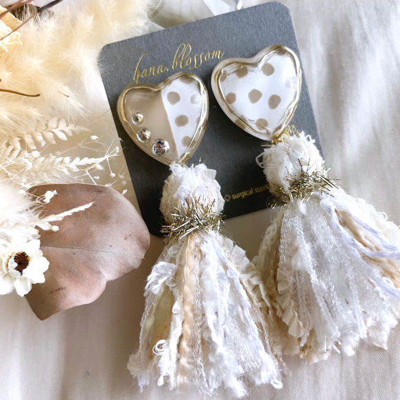 glass heart dalmatian tassel white beige Earrings 4枚目の画像