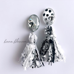 glass oval dalmatian tassel gray Earrings 1枚目の画像