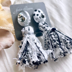 glass oval dalmatian tassel gray Earrings 2枚目の画像