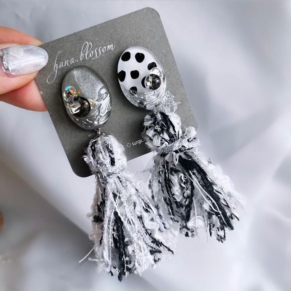 glass oval dalmatian tassel gray Earrings 5枚目の画像