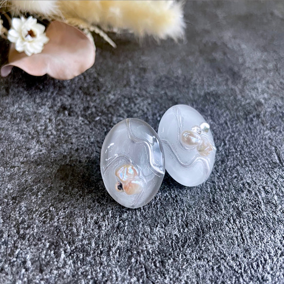 glass oval perl gray white Earrings 1枚目の画像