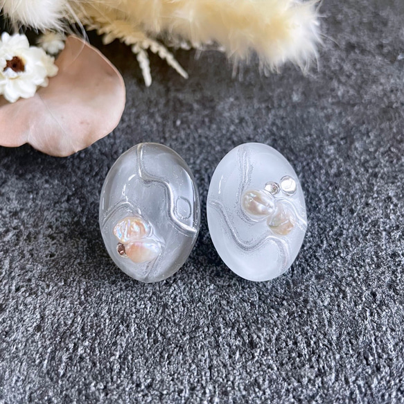 glass oval perl gray white Earrings 2枚目の画像