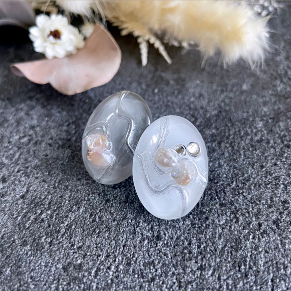 glass oval perl gray white Earrings 3枚目の画像