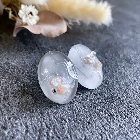 glass oval perl gray white Earrings 4枚目の画像