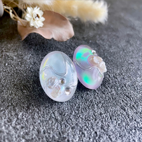 glass oval aurora perl silver Earrings 5枚目の画像