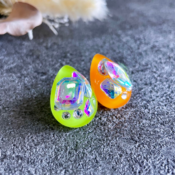 glass drop yellow&orange neon crystal Earrings 3枚目の画像