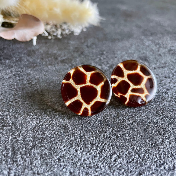 glass flat round giraffe Earrings 2枚目の画像