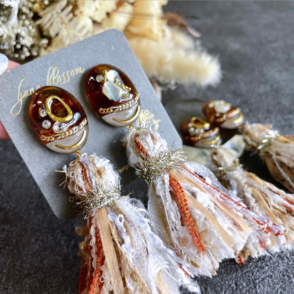 glass oval tortoiseshell tassel Earrings 2枚目の画像