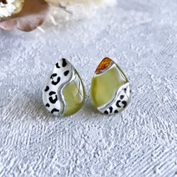 glass drop nuance silver leopard Earrings 3枚目の画像