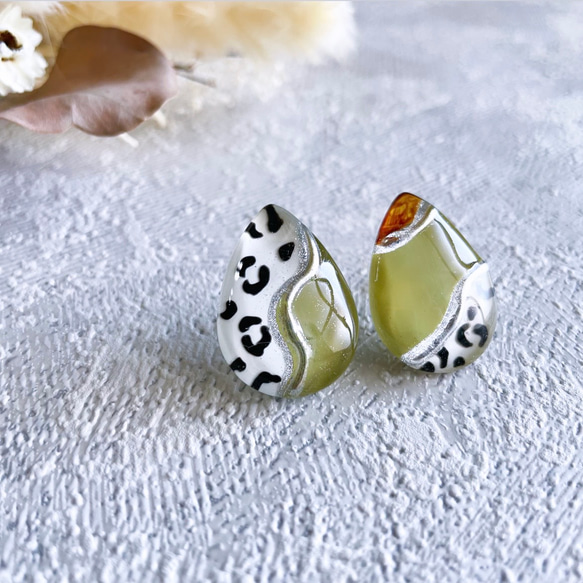 glass drop nuance silver leopard Earrings 4枚目の画像