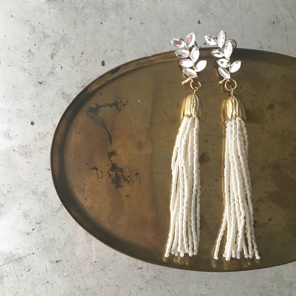 gloss white bees tassel /pierce・earring