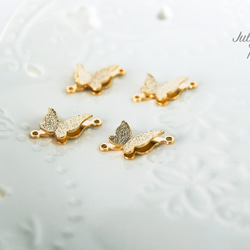 【2個入】小さなゴールドの蝶々　パーツ　チャーム　高品質　立体　ゴールド　丸カン2つ　B0122 2枚目の画像