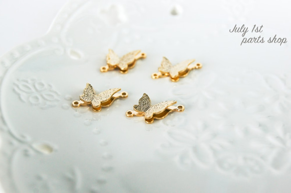【2個入】小さなゴールドの蝶々　パーツ　チャーム　高品質　立体　ゴールド　丸カン2つ　B0122 2枚目の画像