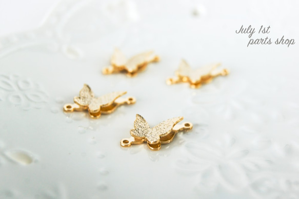 【2個入】小さなゴールドの蝶々　パーツ　チャーム　高品質　立体　ゴールド　丸カン2つ　B0122 5枚目の画像