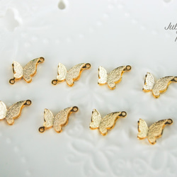 【2個入】小さなゴールドの蝶々　パーツ　チャーム　高品質　立体　ゴールド　丸カン2つ　B0122 4枚目の画像