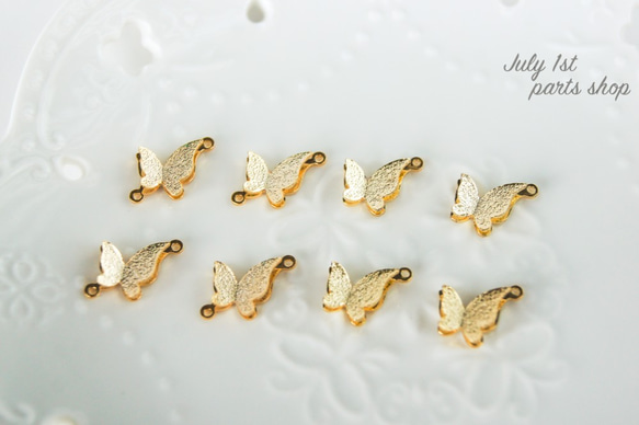 【2個入】小さなゴールドの蝶々　パーツ　チャーム　高品質　立体　ゴールド　丸カン2つ　B0122 4枚目の画像