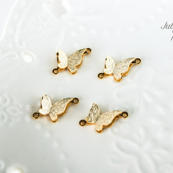 【2個入】小さなゴールドの蝶々　パーツ　チャーム　高品質　立体　ゴールド　丸カン2つ　B0122 1枚目の画像