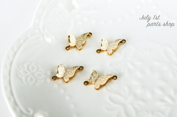 【2個入】小さなゴールドの蝶々　パーツ　チャーム　高品質　立体　ゴールド　丸カン2つ　B0122 1枚目の画像