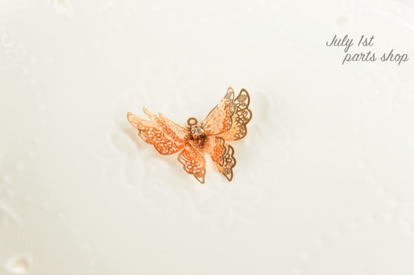 【1個入】バタフライ蝶々　パーツ　butterfly  透かし　上品　ゴールド　正面　B0062 2枚目の画像