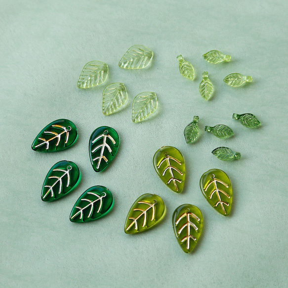 【4個入】葉っぱのパーツ　チャーム　樹脂　透明感　クリア　クラシック　ライトグリーン 5枚目の画像
