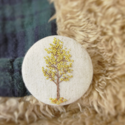 秋 紅葉【イチョウの木】シンプル 刺繍 ブローチ （38mm）ナチュラル 2枚目の画像