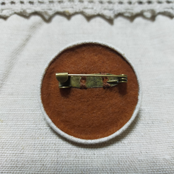 秋 紅葉【イチョウの木】シンプル 刺繍 ブローチ （38mm）ナチュラル 7枚目の画像