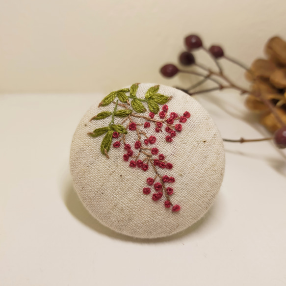 南天 ブローチ 赤い実 再販）赤い実【南天 なんてん】シンプル 刺繍ブローチ 38mm ナチュラル