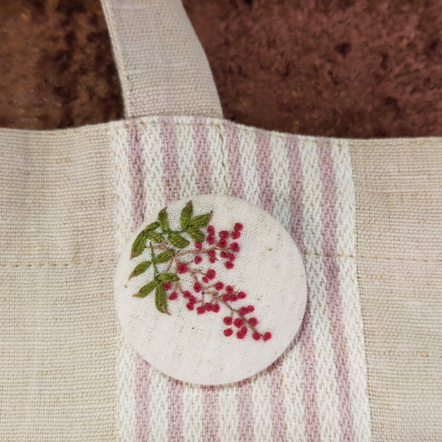 再販）赤い実【南天 なんてん】シンプル 刺繍ブローチ 38mm ナチュラル