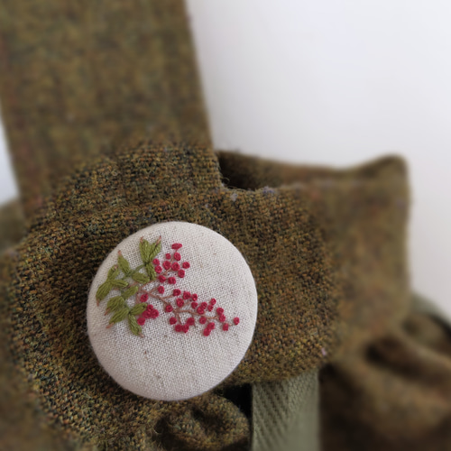 再販）赤い実【南天 なんてん】シンプル 刺繍ブローチ 38mm ナチュラル