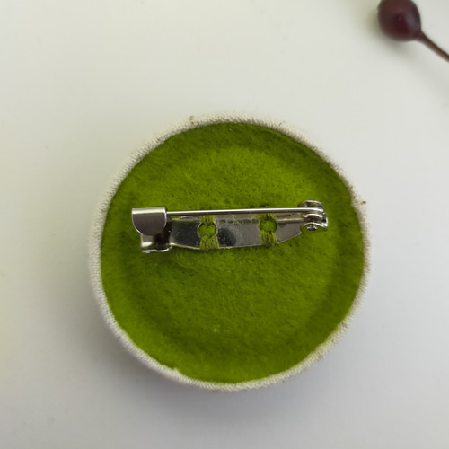 再販）赤い実【南天 なんてん】シンプル 刺繍ブローチ 38mm ナチュラル