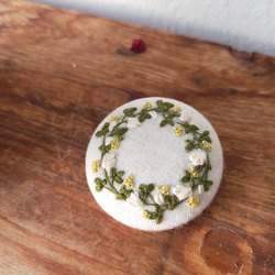 【シロツメクサと菜の花:リース】手刺繍ブローチ 38mm ナチュラル 1枚目の画像