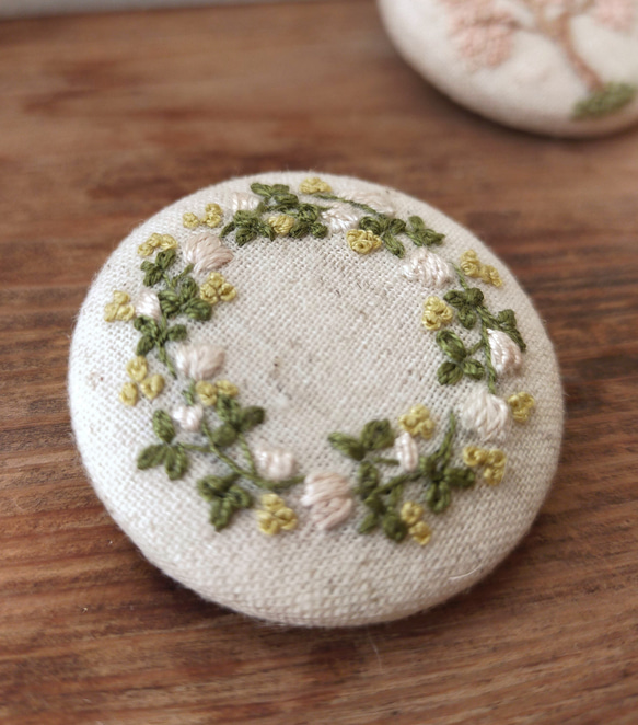 【シロツメクサと菜の花:リース】手刺繍ブローチ 38mm ナチュラル 2枚目の画像