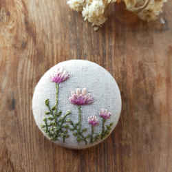 【レンゲ草】刺繍ブローチ 38mm ナチュラル 1枚目の画像