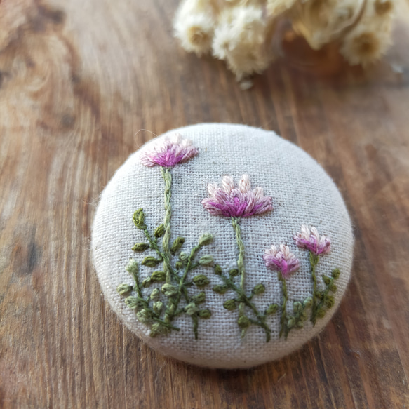 【レンゲ草】刺繍ブローチ 38mm ナチュラル 2枚目の画像