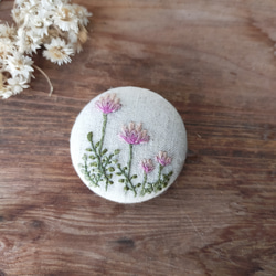 【レンゲ草】刺繍ブローチ 38mm ナチュラル 6枚目の画像