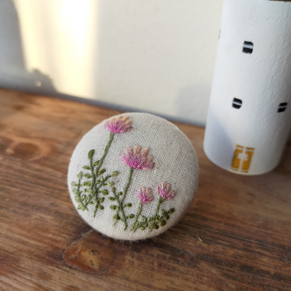 【レンゲ草】刺繍ブローチ 38mm ナチュラル 7枚目の画像