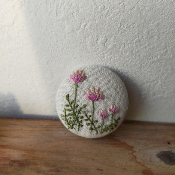 【レンゲ草】刺繍ブローチ 38mm ナチュラル 8枚目の画像