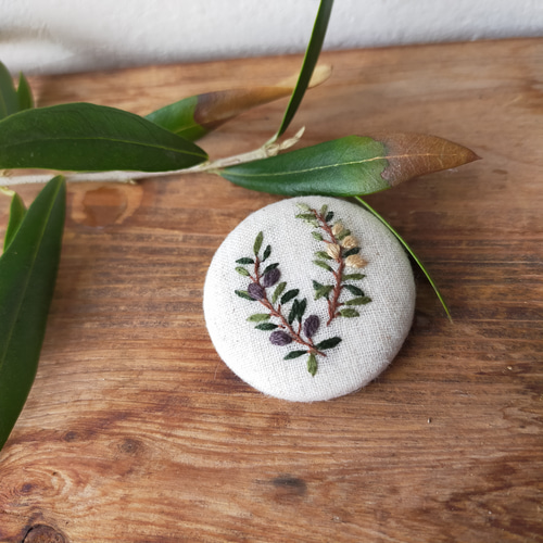 ナチュラル 【オリーブ】刺繍ブローチ 38mm ブローチ wire+. 通販 