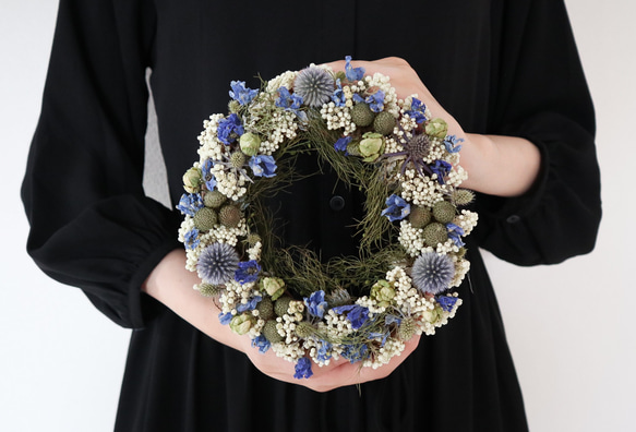 ドライフラワーのリース〈瑠璃玉アザミ・デルフィニウム