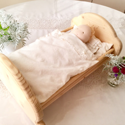 ウォルドルフ人形（ぽあぽあマリヤちゃん用）の白木のベッド 1枚目の画像