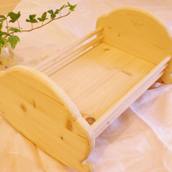 ウォルドルフ人形（ぽあぽあマリヤちゃん用）の白木のベッド 2枚目の画像