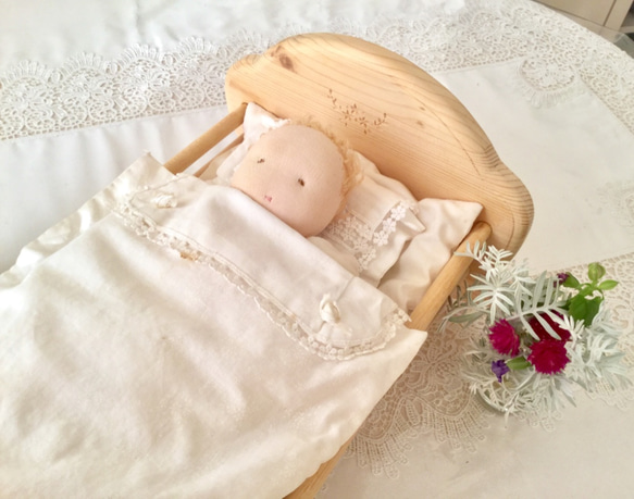 ウォルドルフ人形（ぽあぽあマリヤちゃん用）の白木のベッド 3枚目の画像