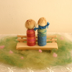 小枝のベンチの男の子と女の子セット（指人形にもなります） 1枚目の画像