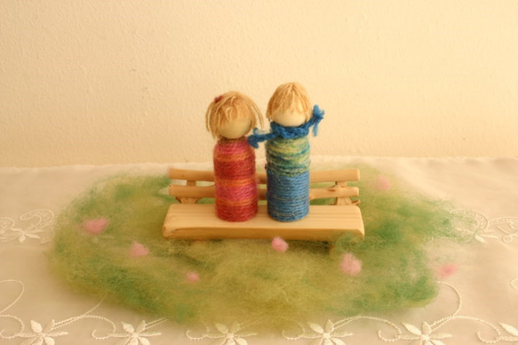 小枝のベンチの男の子と女の子セット（指人形にもなります） 1枚目の画像