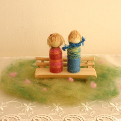 小枝のベンチの男の子と女の子セット（指人形にもなります） 2枚目の画像