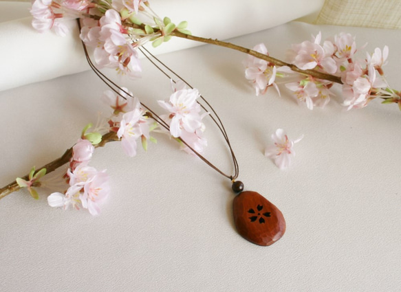 ふっくら手彫りの　”桜”のネックレス 1枚目の画像