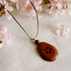 ふっくら手彫りの　”桜”のネックレス 2枚目の画像
