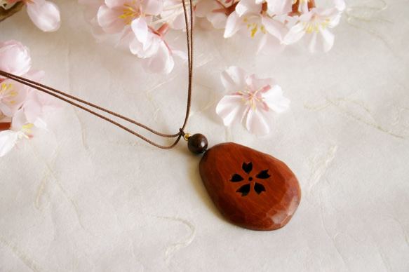 ふっくら手彫りの　”桜”のネックレス 3枚目の画像