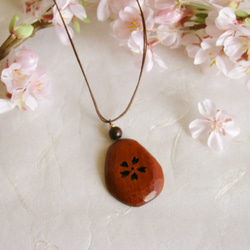 ふっくら手彫りの　”桜”のネックレス 4枚目の画像