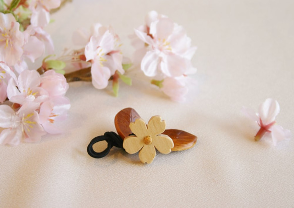 桜の花と葉っぱのヘアゴム 1枚目の画像